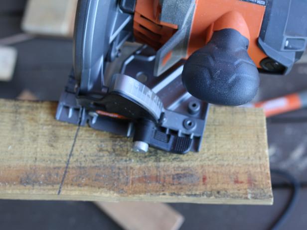 Utilitzeu una serra circular per tallar taulons dels panells laterals.