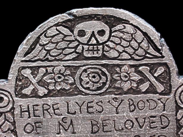 Завършеният надгробен камък е идеален за всяко гробище или обстановка за Хелоуин на закрито или навън.