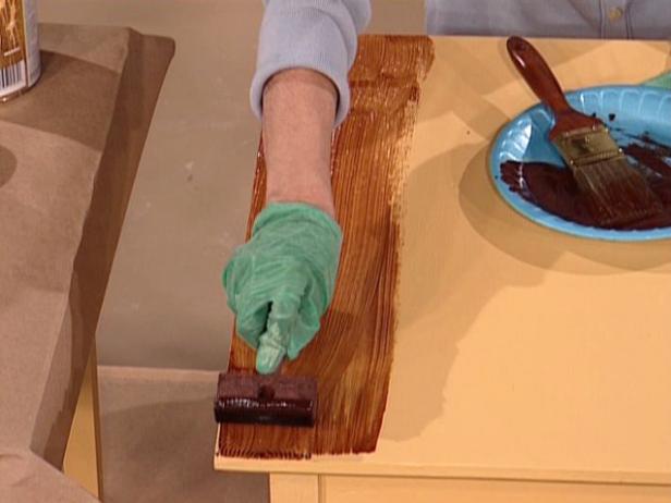 Cómo pintar una veta de madera sintética