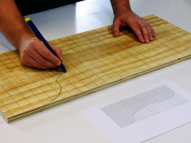 باستخدام قلم أو قلم رصاص ، ارسم نمط جوانب الزلاجة على قطعة الخشب الرقائقي.