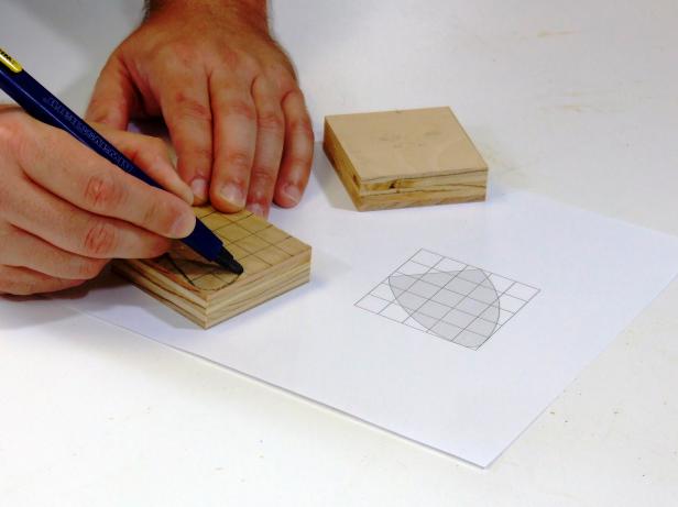 Utilice la guía para marcar las orejas. Transfiera el patrón a su pieza de madera contrachapada antes de cortar. Crearás cuatro orejas.