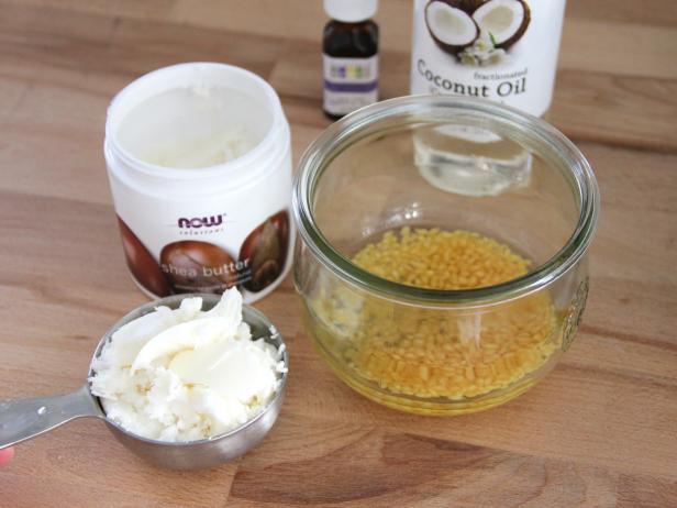 Adicione Manteiga de Karité aos Ingredientes de Loção Dura DIY