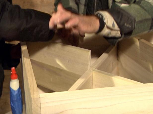 Costruzione di portabottiglie - installazione di piccoli pezzi nel telaio in legno.