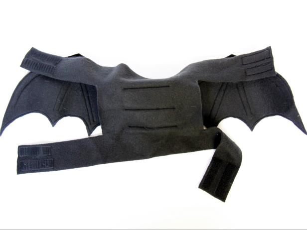 CI-Carla-Wiking_Halloween-dog-costume-bat-wings-attach-Velcro-step9_h