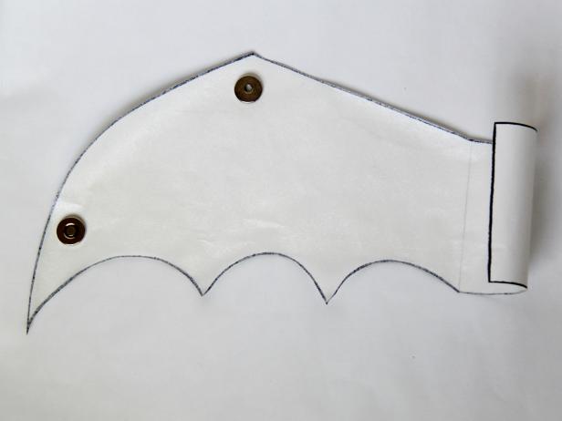 CI-Carla-Wiking_Halloween-dog-outfit-bat-wing-cut-wing-step2_h