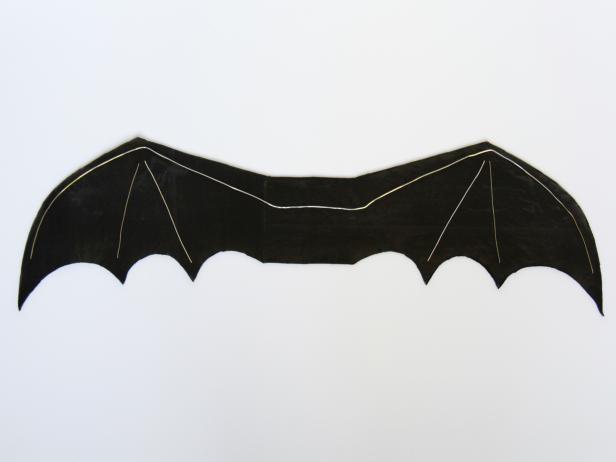 CI-Carla-Wiking_Halloween-dog-costume-bat-wing-wire-on-wing-step4_h