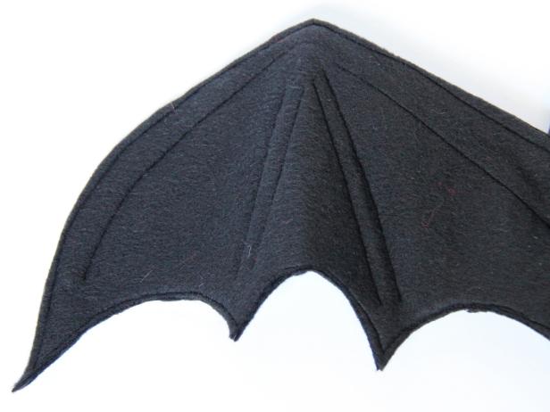 CI-Carla-Wiking_Halloween-dog-costume-bat-wings-cos-junts-step6_h