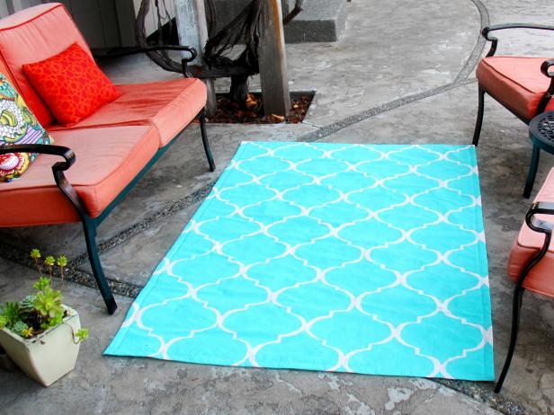 Cómo convertir un paño de lona en una alfombra para exteriores