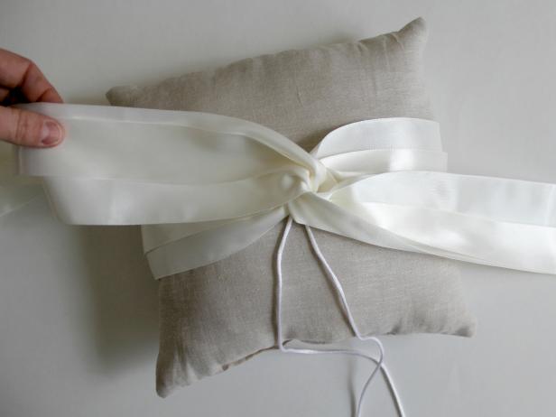 CI-Jess-Abbott_wedding-ring-bearer-pillow-make-middle-loop10_h