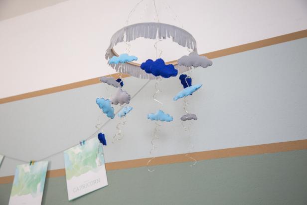 Comment faire un mobile nuage de pluie illuminé pour la chambre d'un bébé