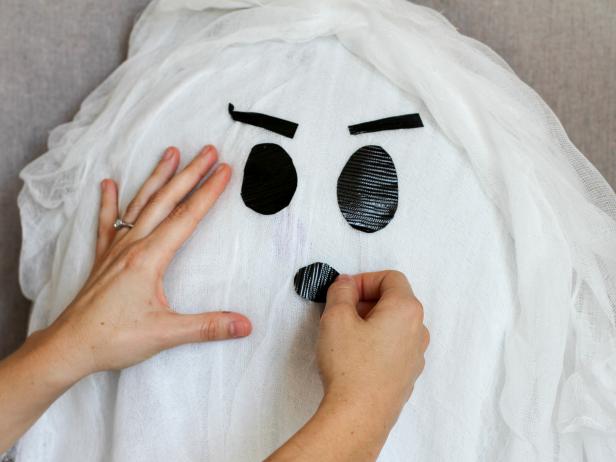 CI-Brittni-Melhoff_Halloween-ghosts-in-medis-ortakio juosta-face-step9_h