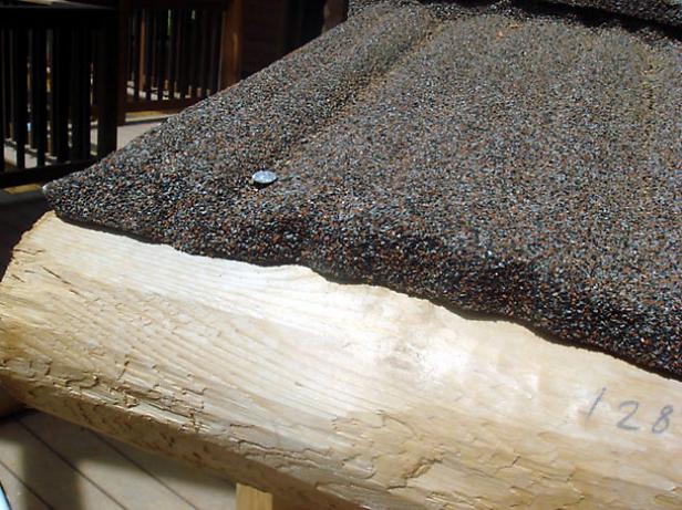 yakacak odun rafını çatı malzemesiyle kaplayın
