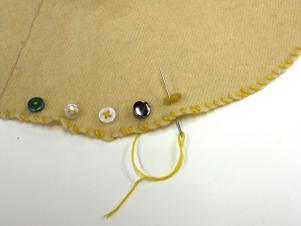 CI-Tiffany-Threadgould_sweater-encogimiento de hombros-coser-botones-step7_4x3