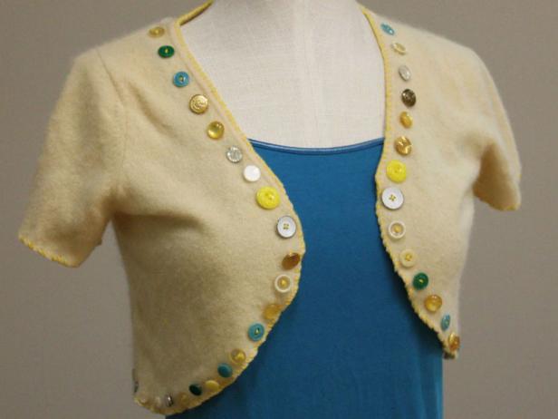 CI-Tiffany-Threadgould_sweater-encogimiento-de-hombros-en-vestido-forma-close_4x3