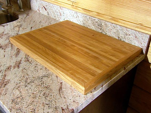 tabla de cortar creada a partir de pisos de madera recuperada