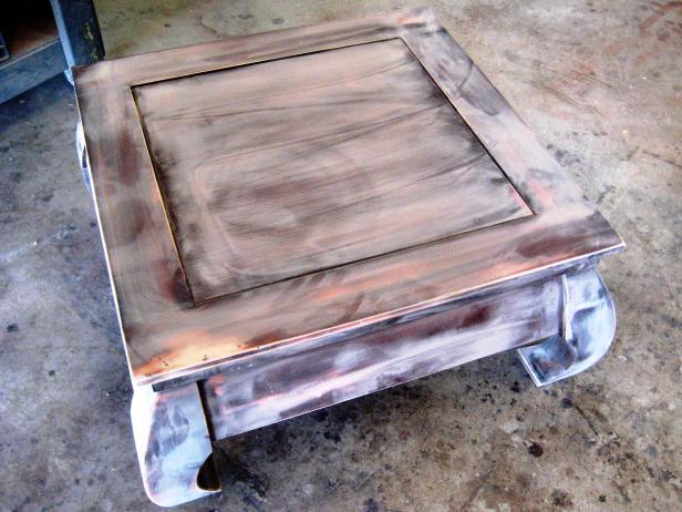 Así es como debe verse su mesa lijada. No intente llegar a la madera desnuda; utilizará menos imprimación si no lo hace. El objetivo es conseguir una superficie lisa para que la pintura se adhiera bien.
