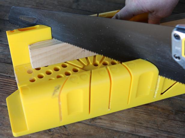 Tagliare 1x2â di pino o betulla a misura, quindi tagliare i bordi con una troncatrice.