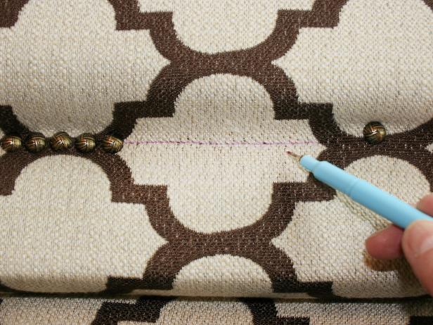 Osigurajte tkaninu na uzglavlju oblogama za nokte