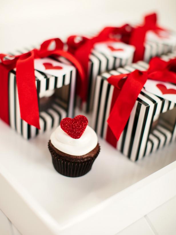 CI-Rennai-Hoefer_ Valentine-cupcakes-in-boxes-red-heart_v