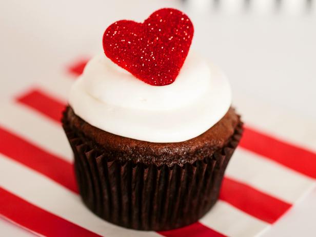 Wie man Fondant-Glitzerherzen für Valentinstag-Cupcakes macht