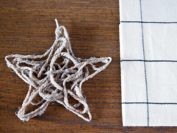 スカンジナビアのクリスマスの毛糸の星の装飾品を作る