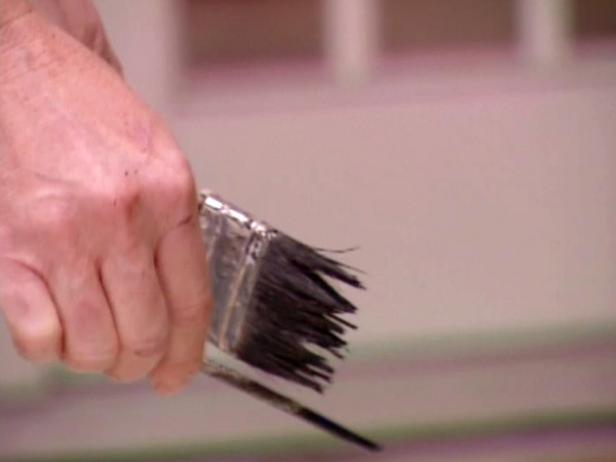 vuốt nhẹ lông bàn chải để sơn đen bắn tung tóe