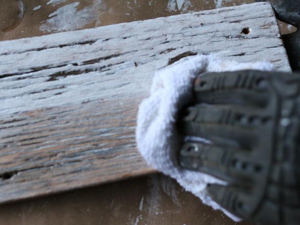 Sau khi bề mặt gỗ mộc được quét vôi trắng, hãy dùng khăn ẩm để loại bỏ một ít dung dịch. Điều này sẽ cho phép nhiều hạt hiển thị hơn, dẫn đến kết thúc hữu cơ hơn.