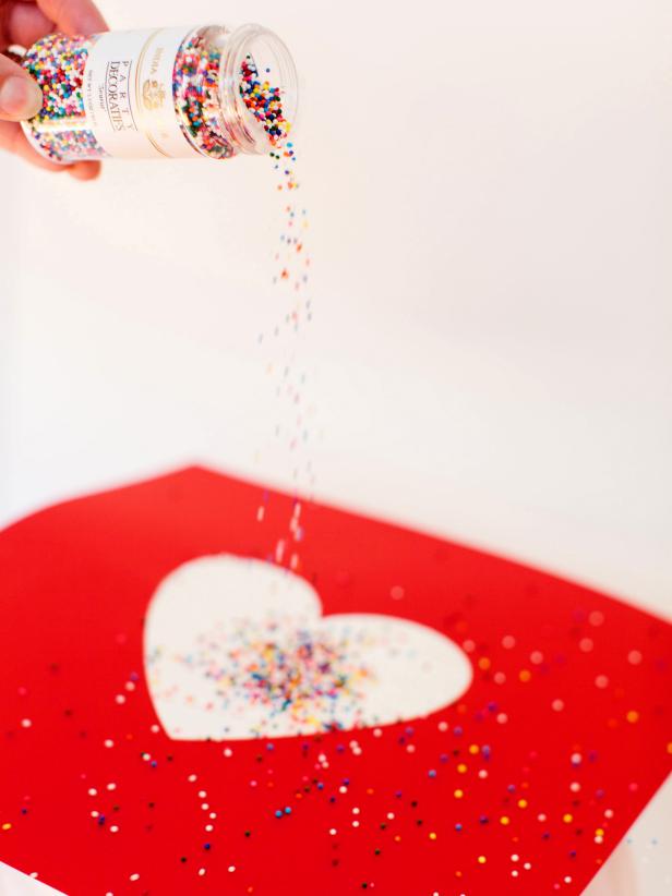 CI-Rennai-Hoefer_sprinkles-cake-pouring-on-heart_v