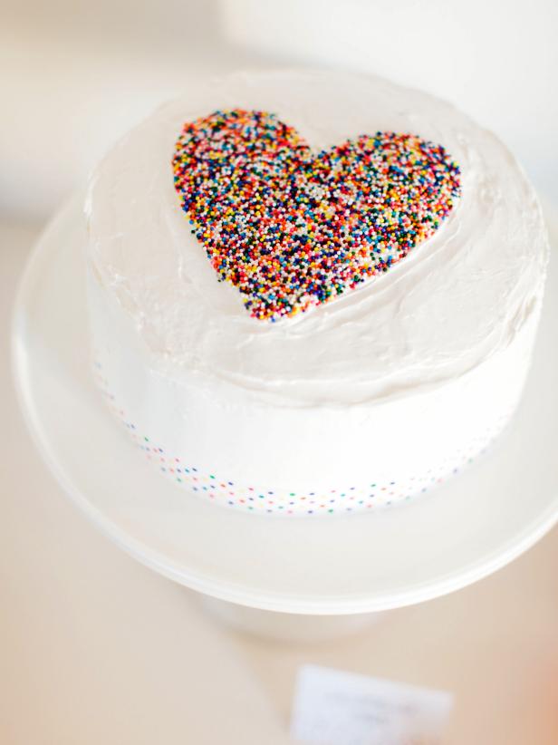 Hvordan dekorere en kake med et strødd hjerte