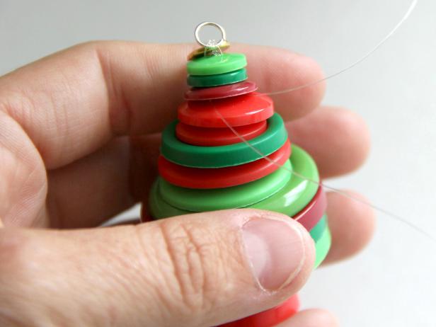 CI-Jess-Abbott_Χριστουγεννιάτικο δέντρο-στολίδι-κατασκευασμένο από κουμπιά-step8_h