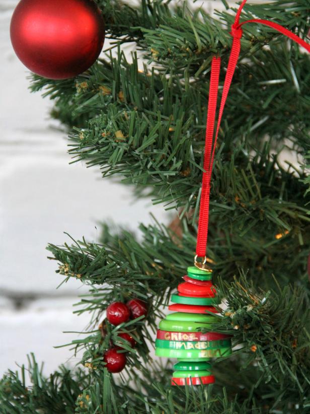 ЦИ-Јесс-Абботт_Божићно дрвце-орнамент-направљено-од-дугмади-корак10_х