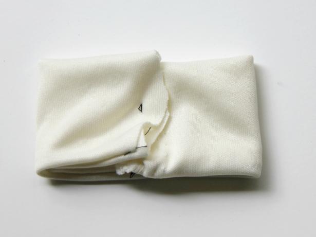 CI-Jess-Abbott_Ruffle-Neck-Onesie-fold-tube-fabric-for-bow11_h
