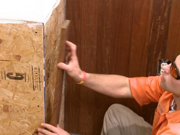 Agregar tablas a la pared en este proyecto de mejoras para el hogar de revestimiento de madera.