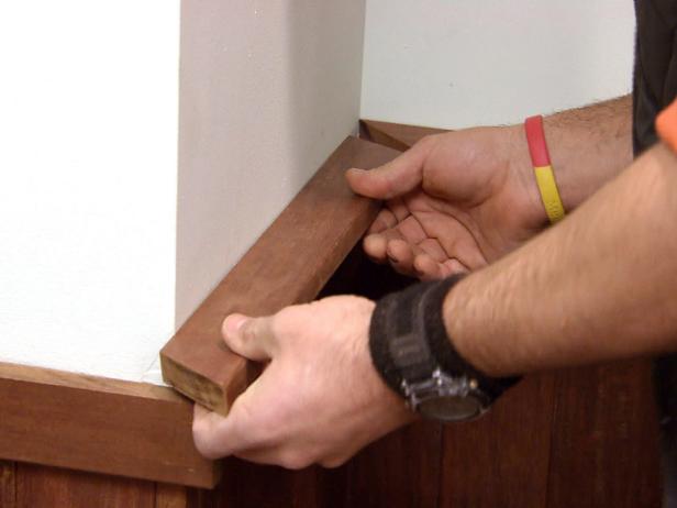 Agregar tapa al revestimiento de madera en la pared en este proyecto de mejoras para el hogar.