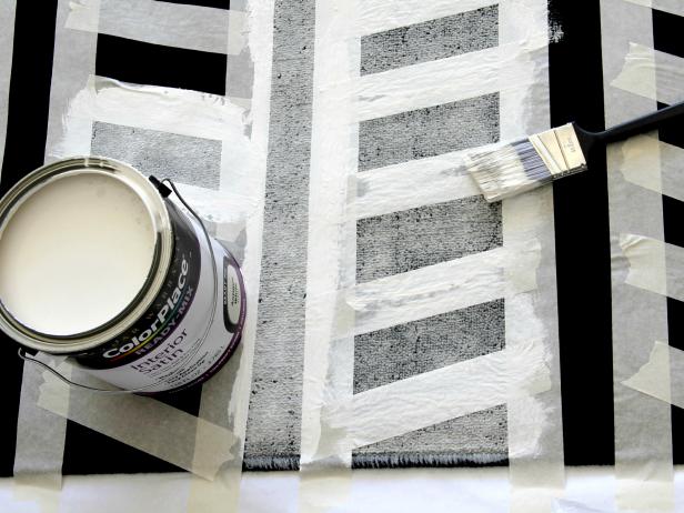 CI-Jess-Abbott_Painted-Rug-Black-White-Paint-שטיח-step4_h