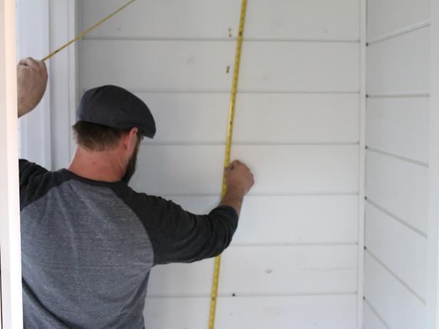 Untuk mengisi ruang dinding dengan pola proporsional yang tepat, ukur tinggi dan lebar menggunakan pita pengukur.