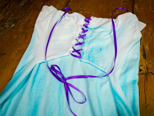 Original_T-Shirt-Dress-corset-thread-lace-thru-holes-step4_h