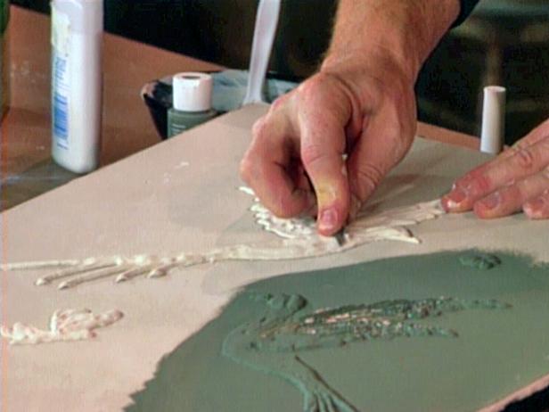 Hagyja megszáradni a vakolat mintákat, majd kézműves késsel faragja meg a részleteket a kívánt módon.