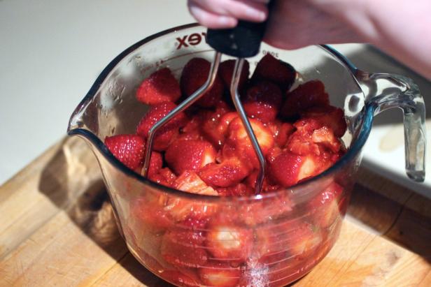 Pasul 3, Mash Strawberries
