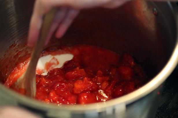 Étape 5, mélanger le sucre et les fraises