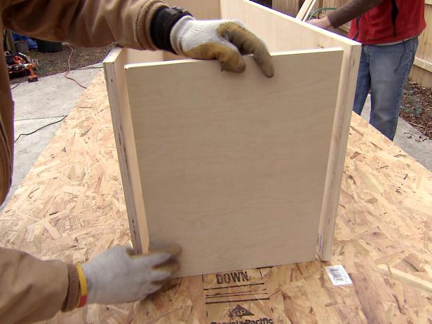 Сглобяване на дървени парчета за пейка, които да добавите към проекта за мебели за банкети.