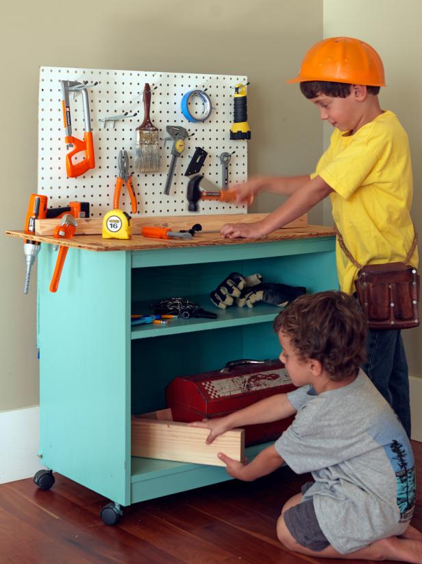 Cómo convertir muebles viejos en un banco de trabajo de juguete para niños