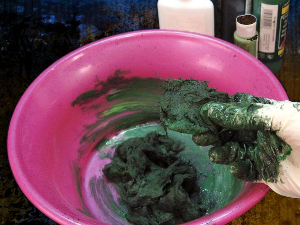 아직 젖은 상태에서 가짜 이끼를 묘비 또는 소품 표면에 눌러 손가락으로 혼합물 조각을 바릅니다. 말리십시오. 필요한 경우 하이라이트를 위해 이끼에 밝은 초록색을 닦으십시오.