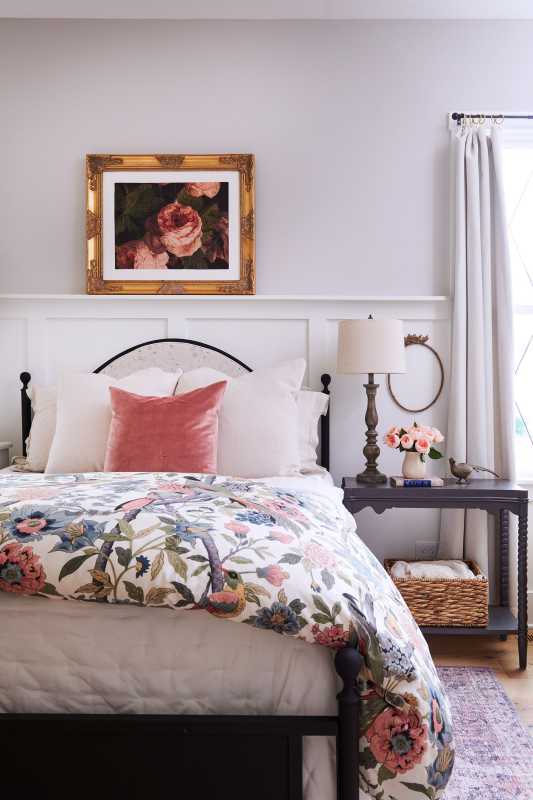 спальня с цветочным узором и отделкой из пластинчатого рельса