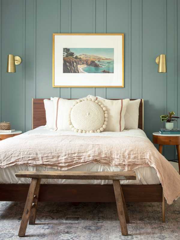 寝室のモダンで素朴な青緑色の壁板と当て木で落ち着いた色