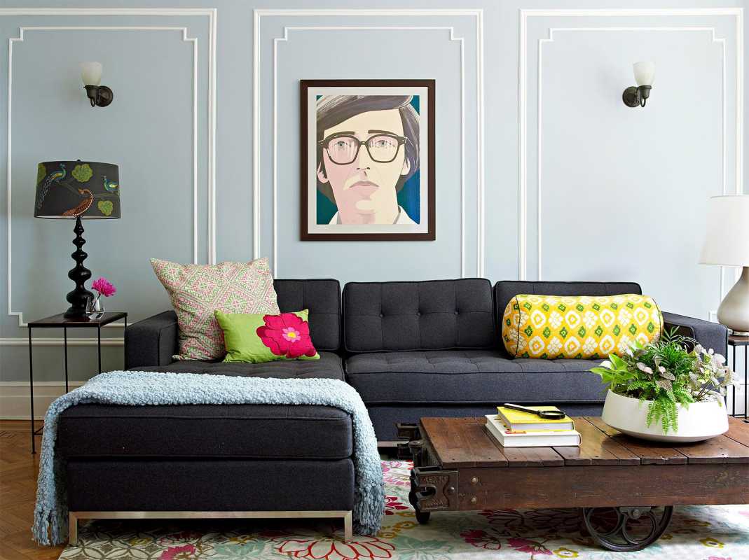 sala de estar con paredes y molduras de color azul pálido