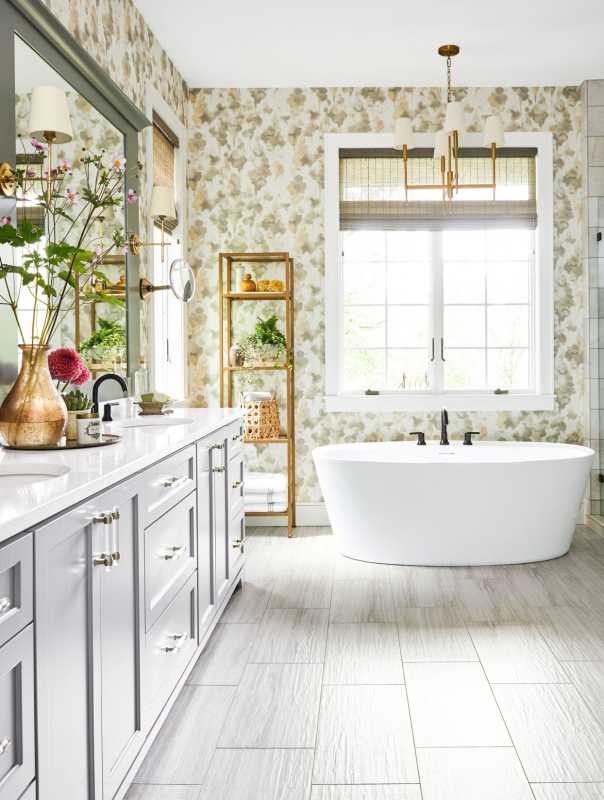 vannas istabas brīvi stāvošas vannas ziedu tapetes
