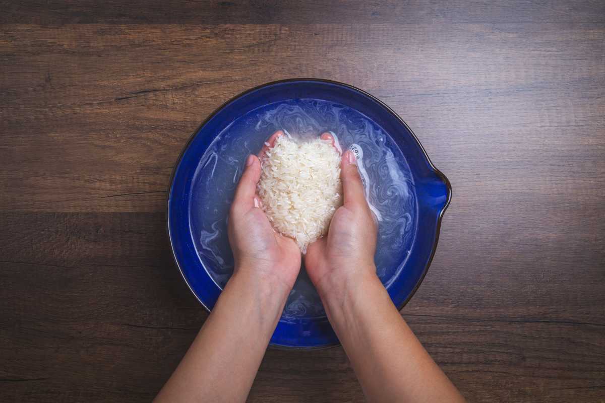क्या आपको अपना बचा हुआ चावल का पानी बचाना चाहिए?