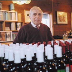 وفاة الدكتور هيرودوت داميانوس ، مؤسس أكبر مصنع نبيذ في لونغ آيلاند