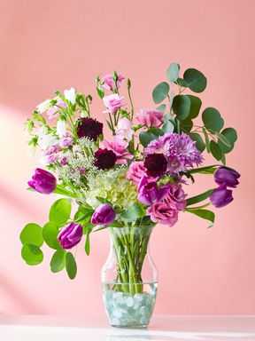 Blumen-in-Vase-mit-klaren-Kieselsteinen-1A4CSrXF4bs9L90vpEHu7O